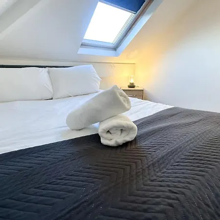 Fleet House By Blue Skies *